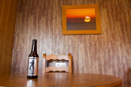 uma garrafa de cerveja sentada em cima de uma mesa em Vivienda Rural Alba em Los Albaricoques