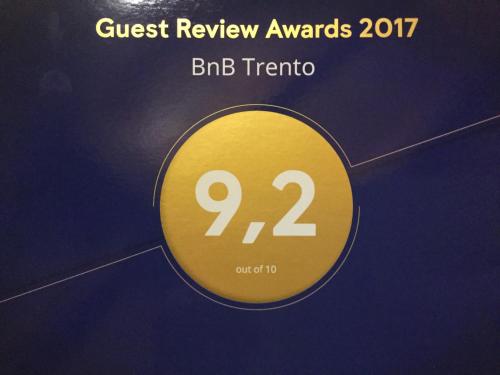 a yellow sign with the number twentytwo on it at BnB Trento in Trento