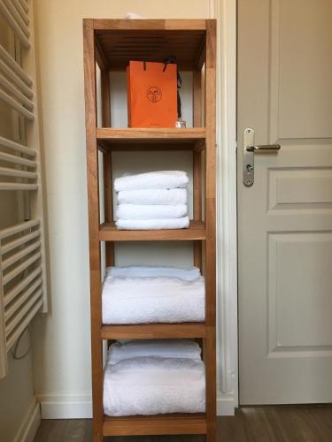 un placard avec des serviettes et une porte dans l'établissement Appartement Erik Satie, à Honfleur