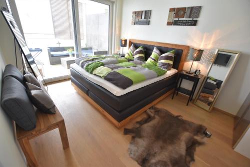 韋爾特湖畔費爾登的住宿－Luxury Holiday am Wörthersee，卧室配有一张床,地板上放着一只狗