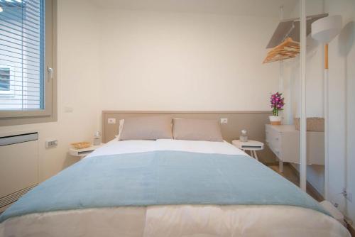 a bedroom with a large bed and a window at Comonfive Apartments in Como