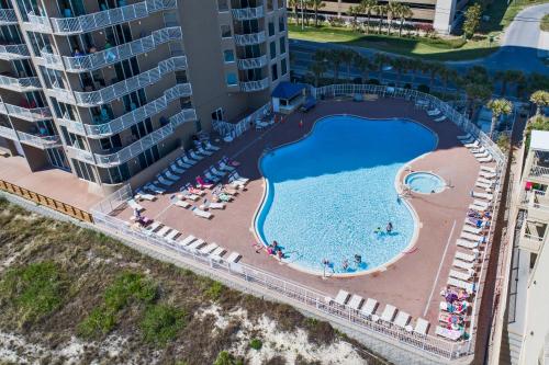 una vista aérea de una piscina en un complejo en Tidewater Beach Resort by Panhandle Getaways, en Panama City Beach