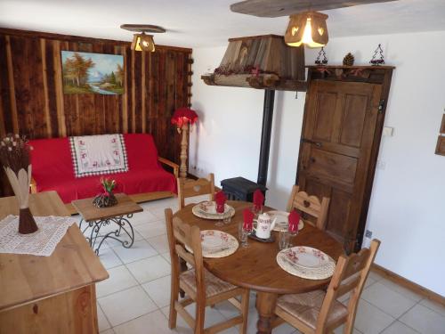 a living room with a table and a couch at Chalet Le Tredard in Feissons-sur-Salins