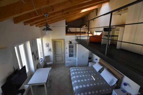 Cette chambre dispose d'un escalier avec un canapé et une table. dans l'établissement Casa del Drago, à Sulzano
