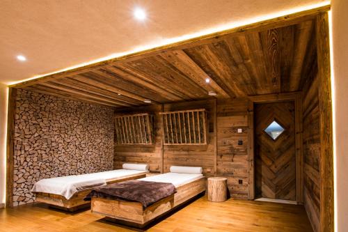 una camera con due letti in una stanza con pareti in legno di Hostellerie Des Châteaux & Spa a Ottrott