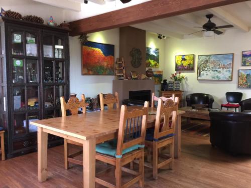 ein Esszimmer mit einem Holztisch und Stühlen in der Unterkunft Santa Fe Bed & Breakfast in Santa Fe