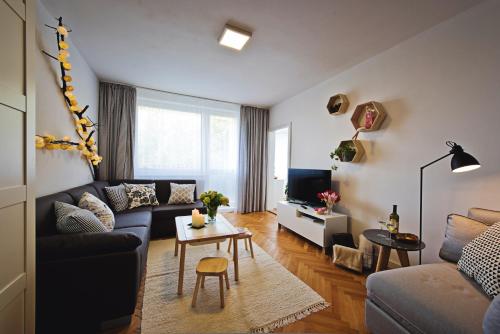 - un salon avec un canapé et une table dans l'établissement Apartmán Loty, à Tatranská Lomnica