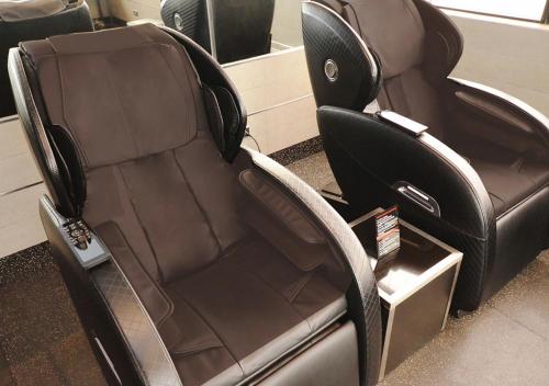 an empty car seat in an office at qp Hotels Lima in Lima