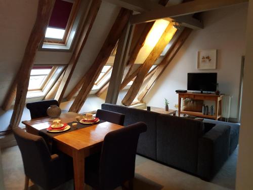 a living room with a table and a couch at Landgoed De Lavei in Weleveld