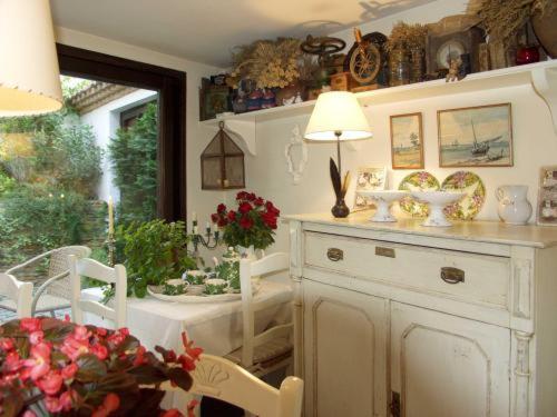 a living room with a table and a room with a tableablish at Casa Rural Las Pedrolas in Arnedillo