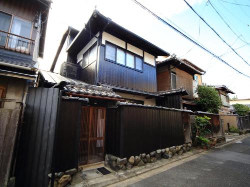 a house with a gate and a fence at カモンイン 稲荷 in Kyoto