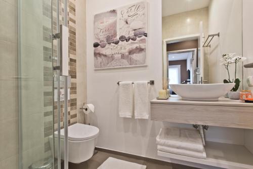 een badkamer met een wastafel, een toilet en een douche bij Central Apartment 127 by Saboia Collection in Cascais