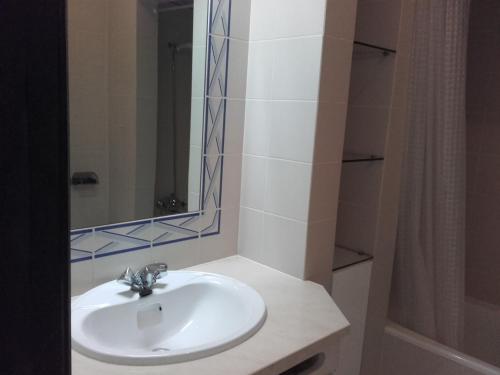 アルブフェイラにあるAlbufeira INN - Casa do Mar Azul - Bellavista T1のバスルーム(白い洗面台、鏡付)