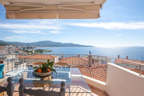 ネオス・マルマラスにあるAlterra Vita Apartmentsの海の景色を望むバルコニー(テーブル、椅子付)
