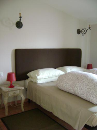 - une chambre avec un lit et une table à fond rouge dans l'établissement Al Terrazzo, à Reggio de Calabre