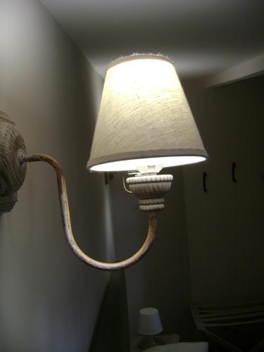 une lampe fixée à une paroi dans l'établissement Al Terrazzo, à Reggio de Calabre