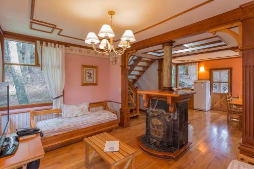 - un salon avec une cheminée et un escalier dans l'établissement Aldea Nevada, à Ushuaia