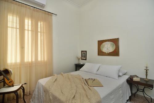 ハニア・タウンにあるHaralabos Central Apartmentのベッドルーム1室(ベッド1台、本付)