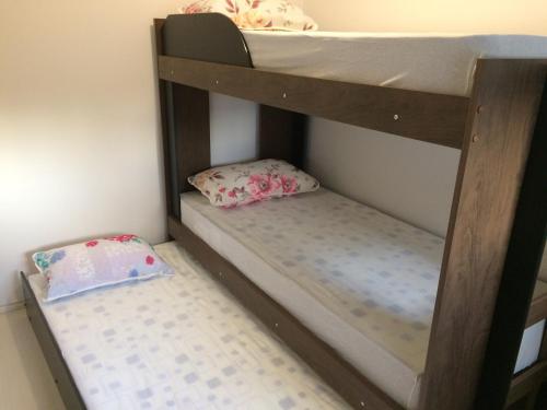 a bunk bed with two pillows on the bottom bunk at serenidade em canela in Canela