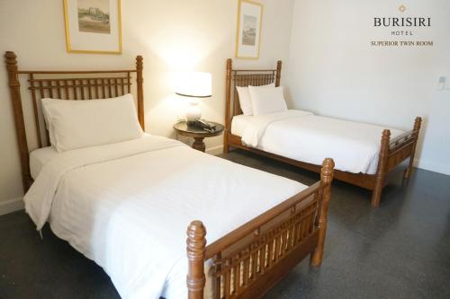 מיטה או מיטות בחדר ב-Buri Siri Boutique Hotel