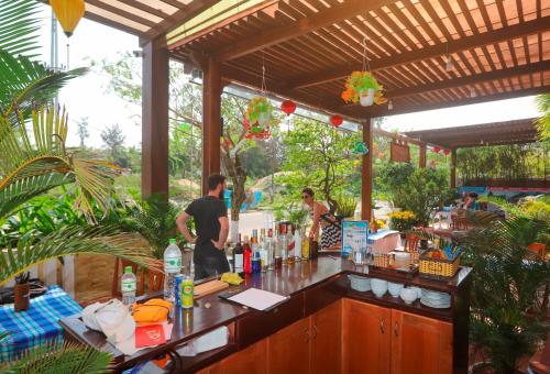 Eine Bar mit einem Mann, der an einer Theke steht. in der Unterkunft Hien Hoa Villa Hoi An in Hoi An