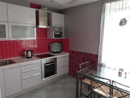 Una cocina o kitchenette en Avangard 72 on Malygina 52