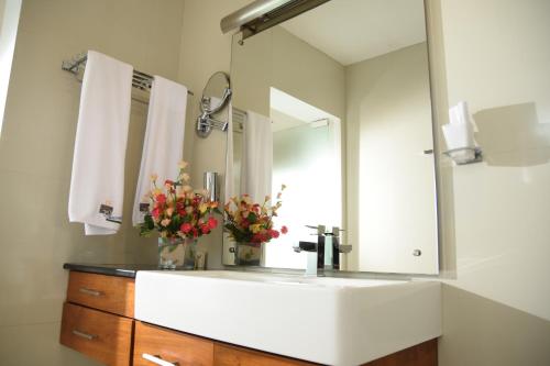 Bathroom sa White VIlla Resort