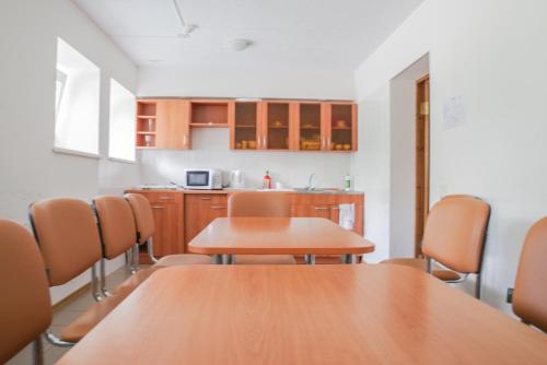a room with a table and chairs and a kitchen at Visagino parkas in Visaginas
