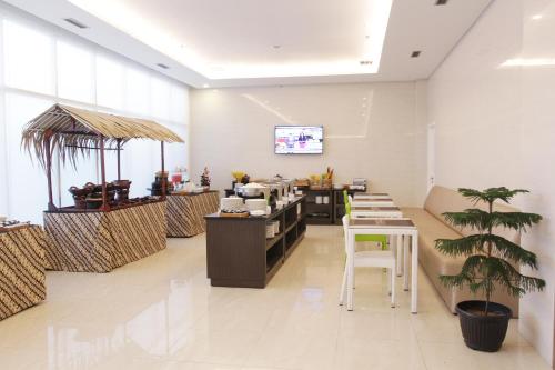 Un restaurante u otro lugar para comer en Whiz Prime Hotel Sudirman Cilacap