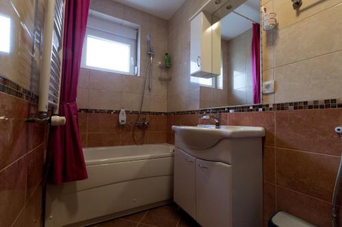 Ένα μπάνιο στο Apartments Nella