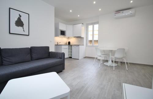 un salon avec un canapé et une table dans l'établissement Republique Garibaldi, à Nice