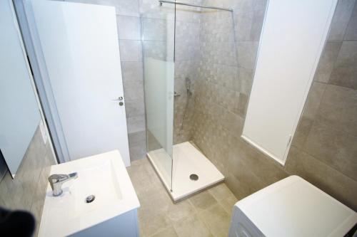 une salle de bain avec une douche, des toilettes et un lavabo dans l'établissement Republique Garibaldi, à Nice