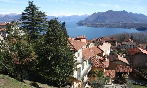 a view of a town with a lake and mountains at Casa Lawrence in Brisino