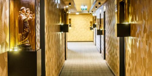 a hallway of a building with a hallwayngth at Aurea Fatima Hotel Congress & Spa in Fátima