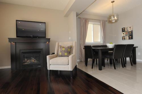 Μια τηλεόραση ή/και κέντρο ψυχαγωγίας στο Boardwalk Homes - Executive Guest Rooms & Townhomes
