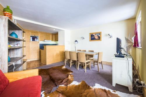 un salon avec une table et une cuisine dans l'établissement Residence Aster - maeva Home, à Avoriaz