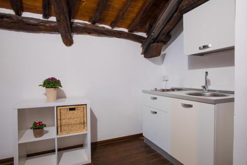 Η κουζίνα ή μικρή κουζίνα στο Residenze al Castello Apartments