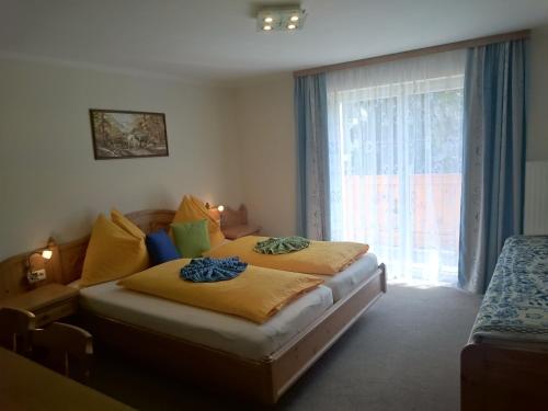 een slaapkamer met 2 bedden en een raam bij Haus Hubertusheim in Schladming