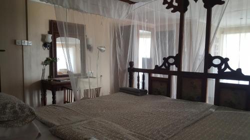 Katil atau katil-katil dalam bilik di Q-Bar & Guesthouse