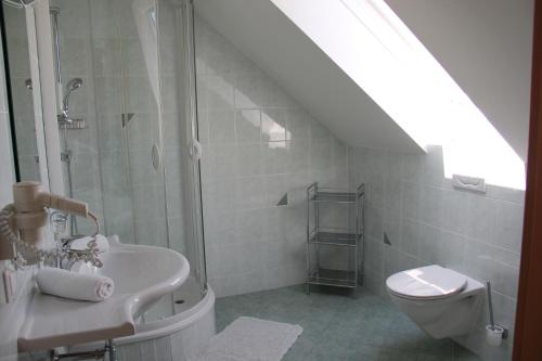 La salle de bains est pourvue d'un lavabo, d'une douche et de toilettes. dans l'établissement Zweytick Gästezimmer Weingut, à Ratsch an der Weinstraße