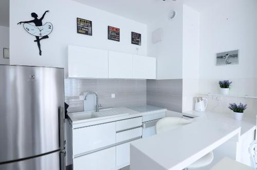 ソポトにあるVictus Apartamenty, Apartament Cadena 3の白いキッチン(シンク、冷蔵庫付)