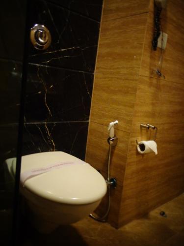Un baño de Hotel Aura - New Delhi Railway Station