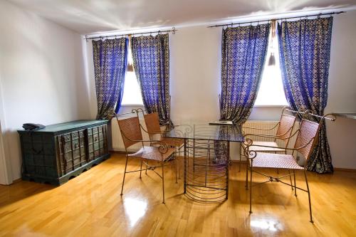 a dining room with a glass table and chairs at Bon-Apart in Görlitz