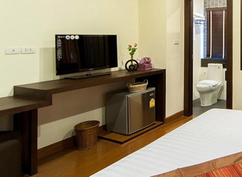 TV a/nebo společenská místnost v ubytování Tara Place Hotel Bangkok
