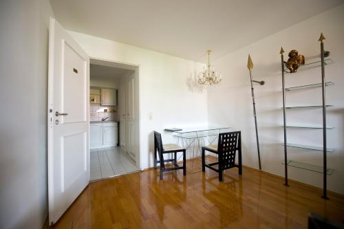 a dining room with a table and two chairs at Bon-Apart in Görlitz