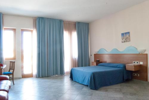 Tempat tidur dalam kamar di Dakar Hotel Vasto
