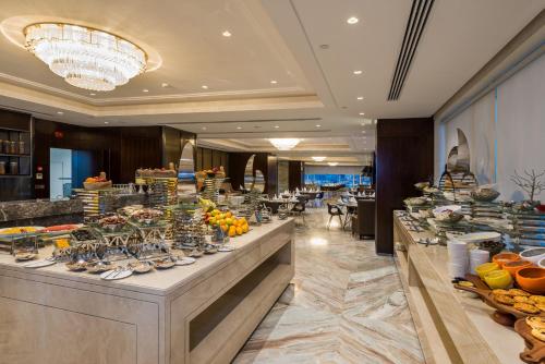 Braira Al Wezarat في الرياض: طابور بوفيه في فندق به الكثير من الطعام