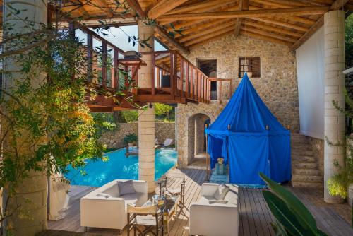 dom z basenem i drewnianym sufitem w obiekcie Villa Bournella w mieście Ýpsos