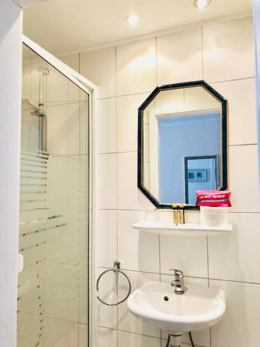 a bathroom with a sink and a mirror at Hotel Mariahilf München in Munich