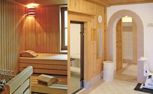 a room with a bed and a bath tub at Gasthof Bad Hochmoos in Lofer